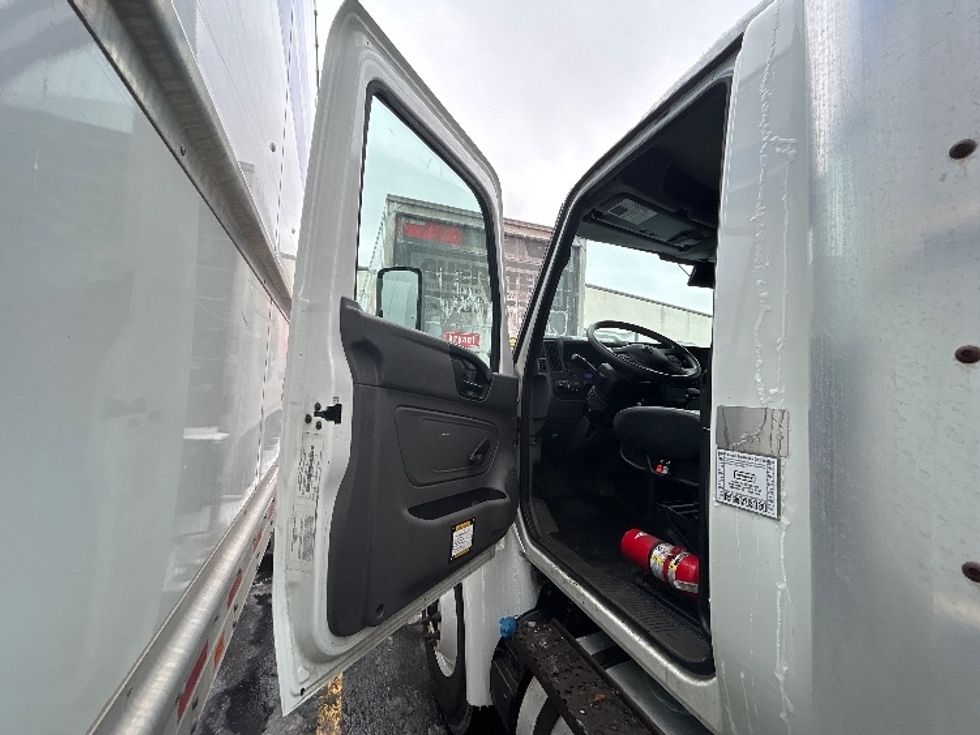 Medium Duty Box Truck-Light and Medium Duty Trucks-International-2020-MV607-Brooklyn Park-MN-100,523\n\t\tmiles-$ 58,250 - Image 17
