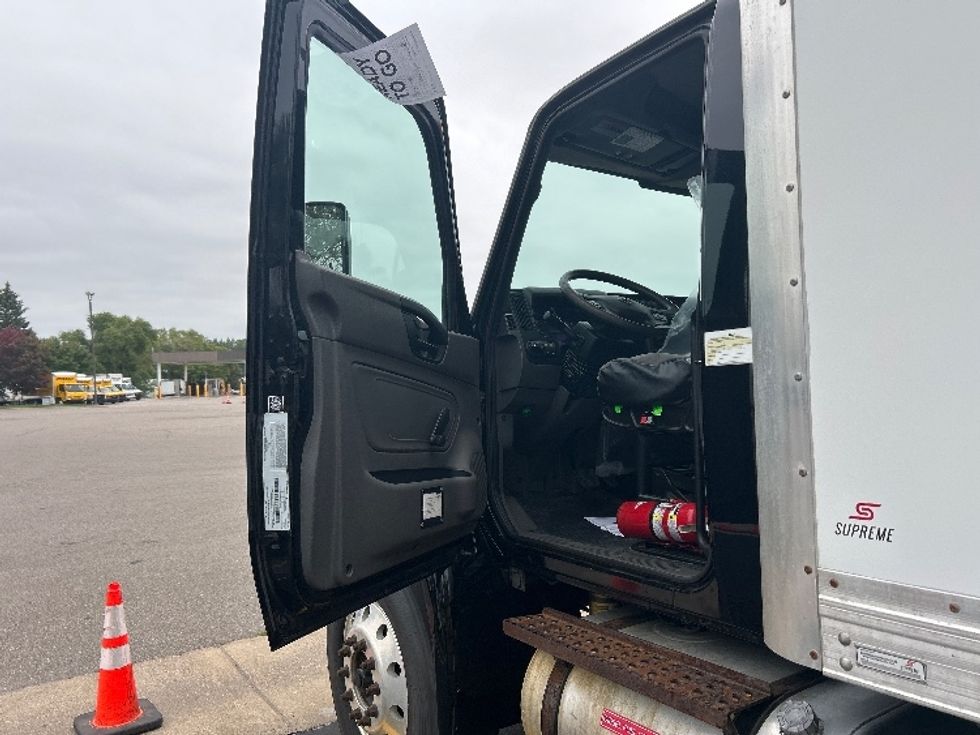 Medium Duty Box Truck-Light and Medium Duty Trucks-International-2020-MV607-Brooklyn Park-MN-102,431\n\t\tmiles-$ 49,000 - Image 16