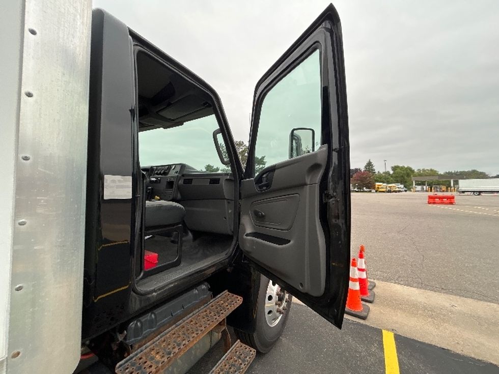 Medium Duty Box Truck-Light and Medium Duty Trucks-International-2020-MV607-Brooklyn Park-MN-102,431\n\t\tmiles-$ 49,000 - Image 20