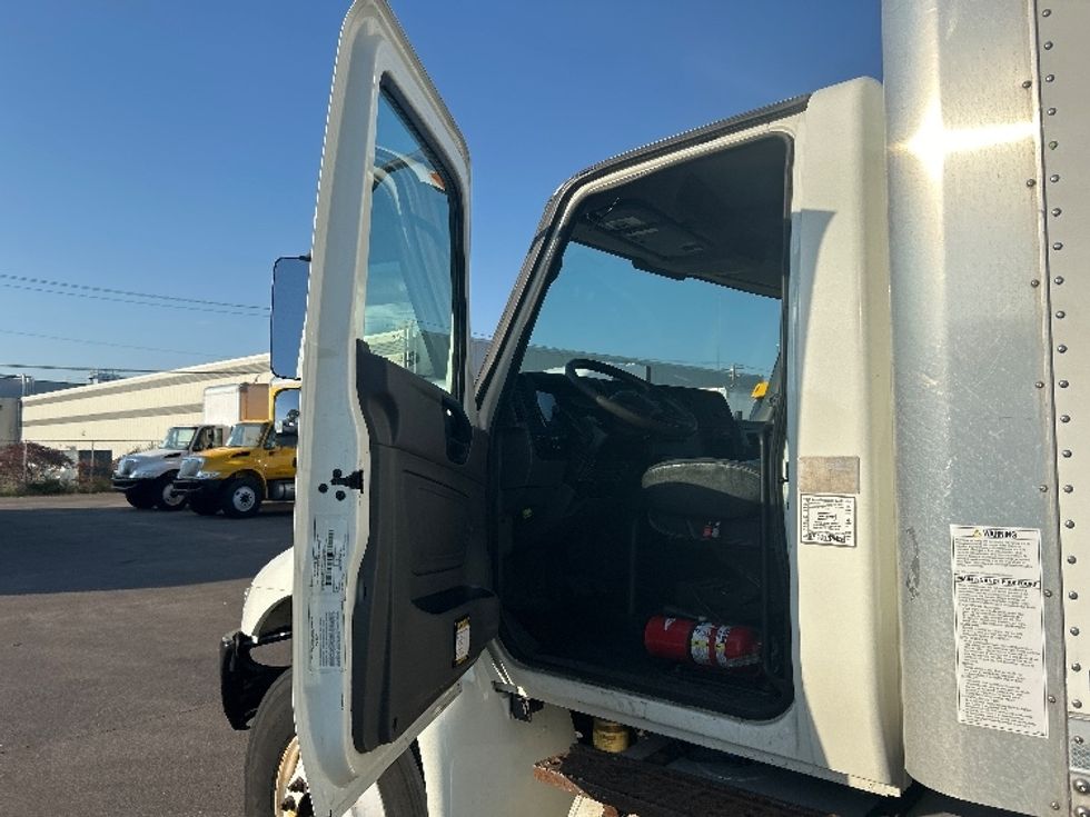 Medium Duty Box Truck-Light and Medium Duty Trucks-International-2020-MV607-Brooklyn Park-MN-133,668\n\t\tmiles-$ 42,250 - Image 14