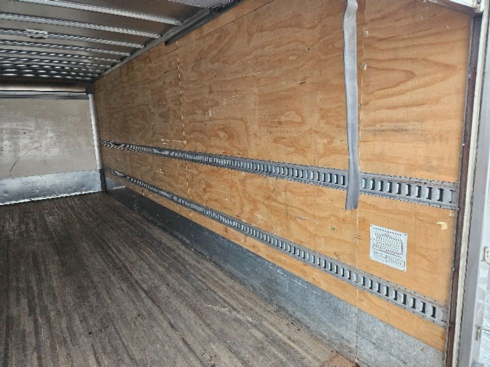 Medium Duty Box Truck-Light and Medium Duty Trucks-International-2020-MV607-Brooklyn Park-MN-270,000\n\t\tmiles-$ 35,000 - Image 11