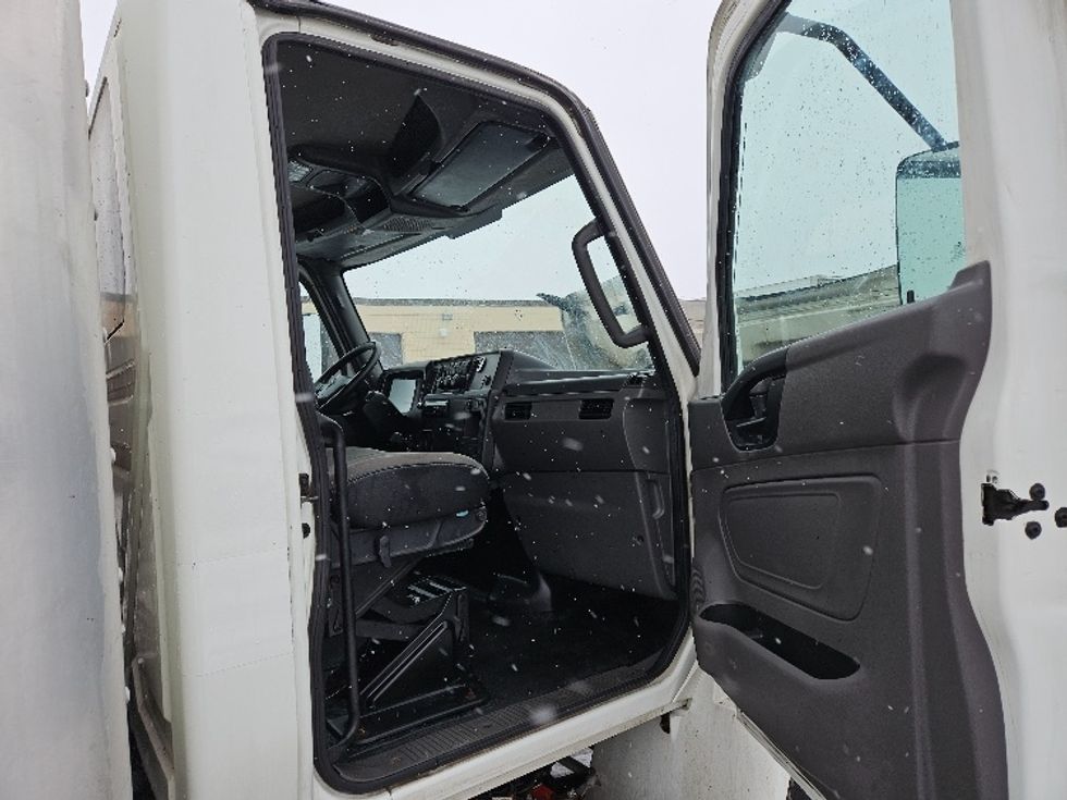 Medium Duty Box Truck-Light and Medium Duty Trucks-International-2020-MV607-Brooklyn Park-MN-270,000\n\t\tmiles-$ 35,000 - Image 19