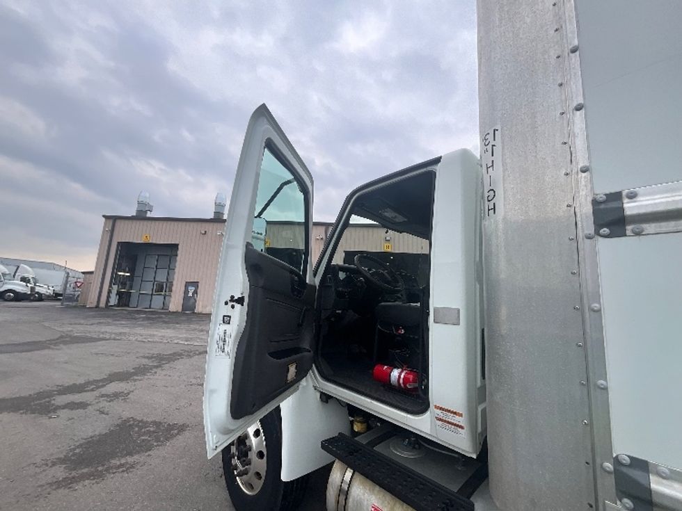 Medium Duty Box Truck-Light and Medium Duty Trucks-International-2020-MV607-Burlington-ON-271,195\n\t\tkm-$ 47,500 - Image 16