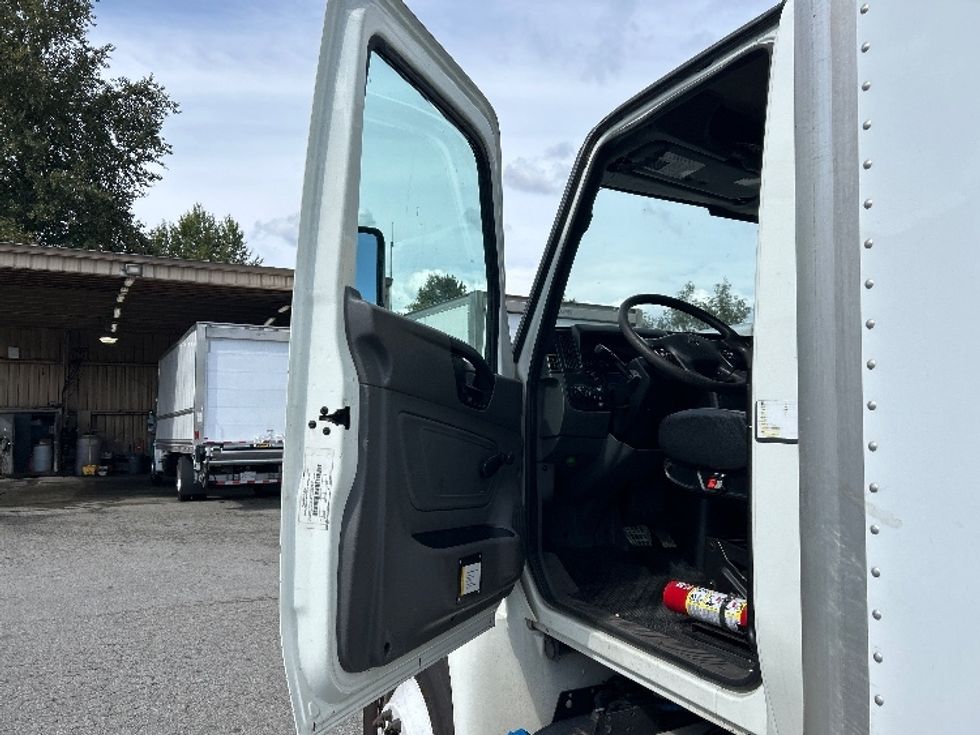 Medium Duty Box Truck-Light and Medium Duty Trucks-International-2020-MV607-Burnaby-BC-160,450\n\t\tkm-$ 66,500 - Image 16