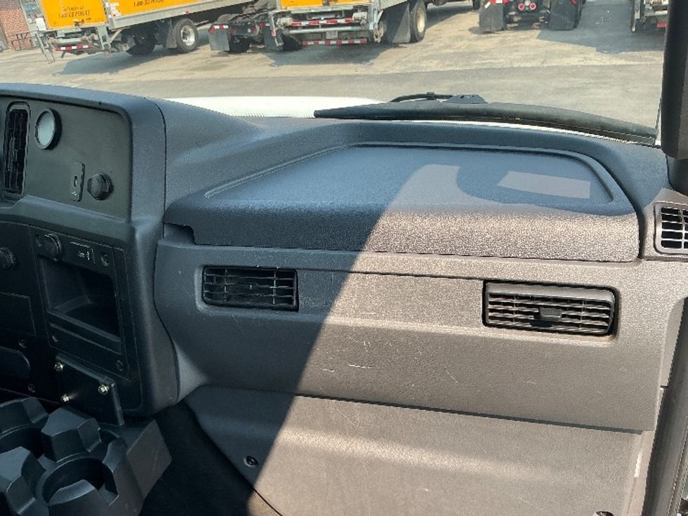 Medium Duty Box Truck-Light and Medium Duty Trucks-International-2020-MV607-Calgary-AB-205,921\n\t\tkm-$ 68,750 - Image 21