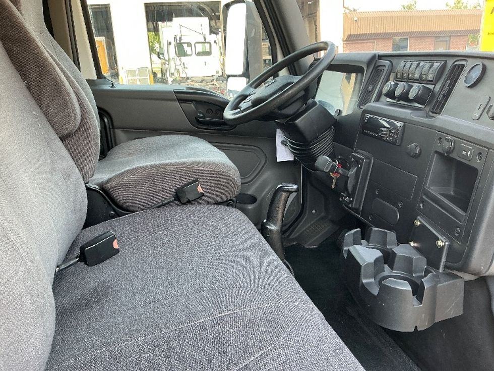 Medium Duty Box Truck-Light and Medium Duty Trucks-International-2020-MV607-Calgary-AB-205,921\n\t\tkm-$ 68,750 - Image 22