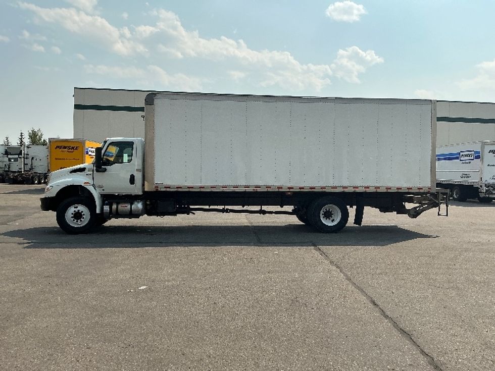 Medium Duty Box Truck-Light and Medium Duty Trucks-International-2020-MV607-Calgary-AB-205,921\n\t\tkm-$ 68,750 - Image 4