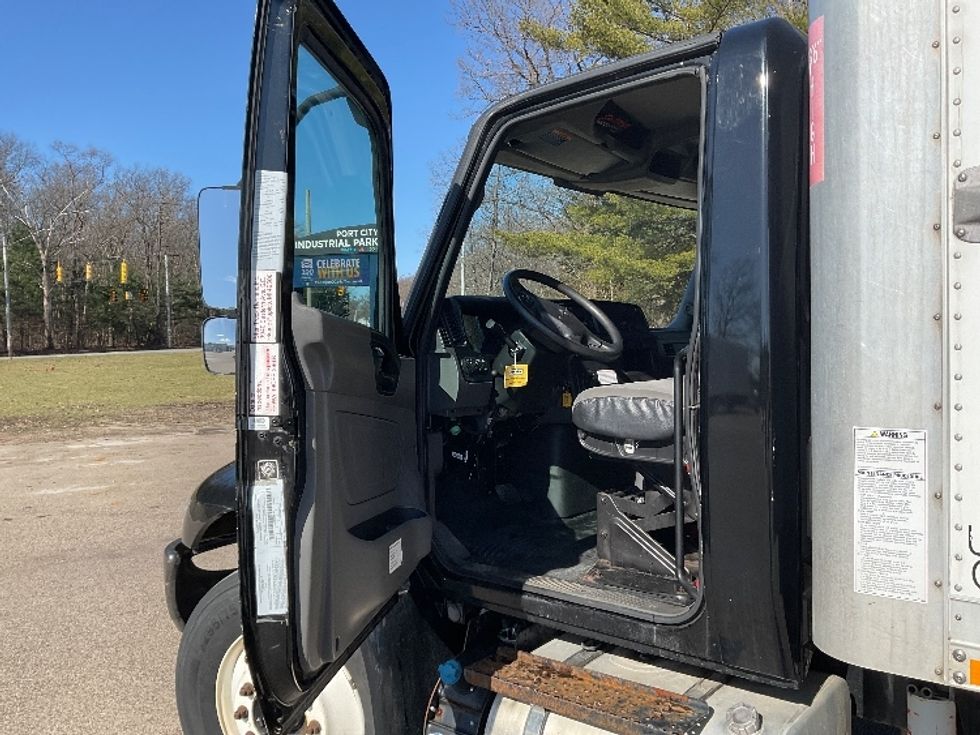 Medium Duty Box Truck-Light and Medium Duty Trucks-International-2020-MV607-Comstock Park-MI-133,565\n\t\tmiles-$ 45,000 - Image 16