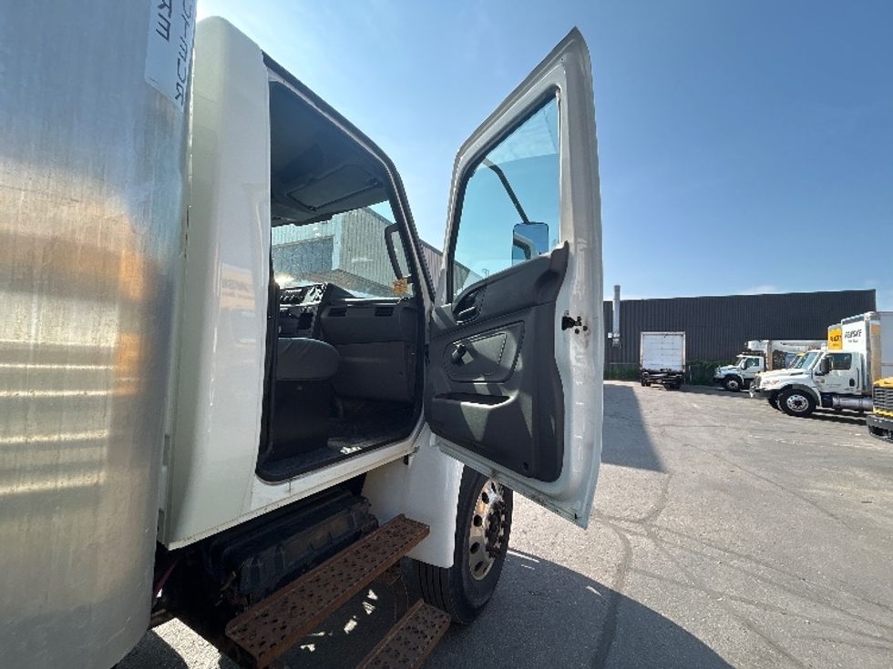 Medium Duty Box Truck-Light and Medium Duty Trucks-International-2020-MV607-Concord-ON-249,639\n\t\tkm-$ 48,250 - Image 18