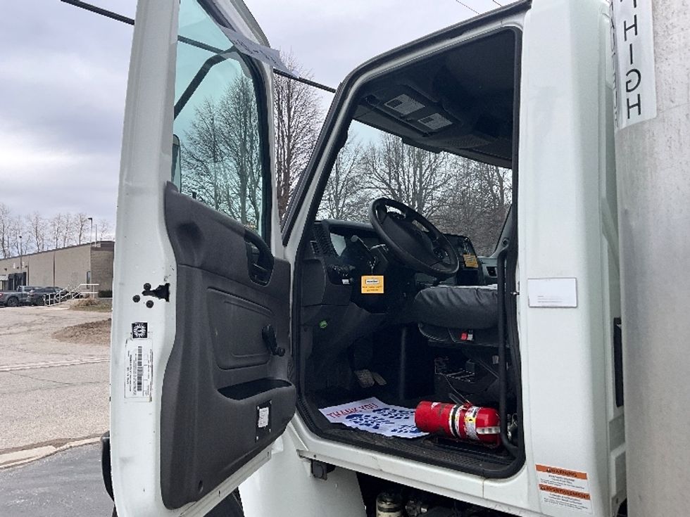 Medium Duty Box Truck-Light and Medium Duty Trucks-International-2020-MV607-Concord-ON-274,044\n\t\tkm-$ 52,750 - Image 16