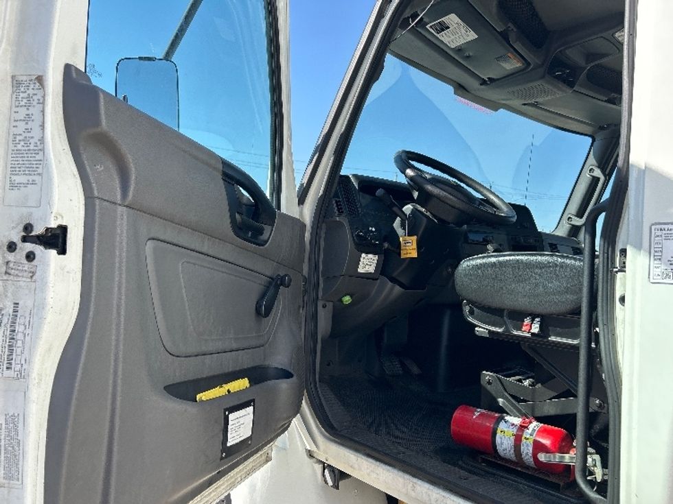 Medium Duty Box Truck-Light and Medium Duty Trucks-International-2020-MV607-Dallas-TX-186,254\n\t\tmiles-$ 43,750 - Image 16