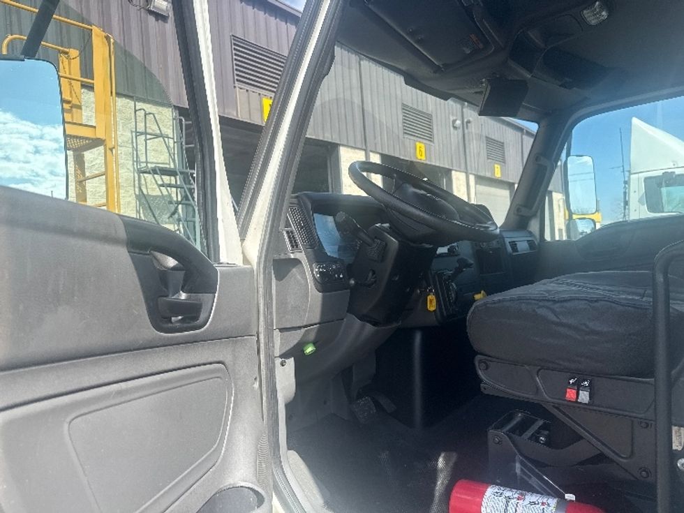 Medium Duty Box Truck-Light and Medium Duty Trucks-International-2020-MV607-Dallas-TX-242,107\n\t\tmiles-$ 35,000 - Image 16
