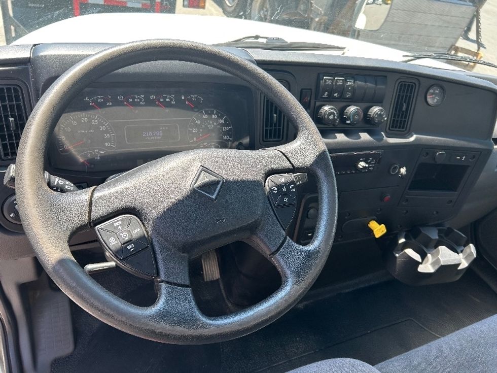Medium Duty Box Truck-Light and Medium Duty Trucks-International-2020-MV607-Dartmouth-NS-210,789\n\t\tkm-$ 60,000 - Image 17