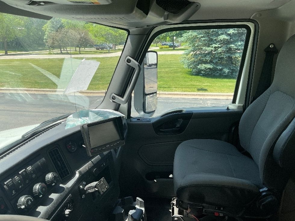 Medium Duty Box Truck-Light and Medium Duty Trucks-International-2020-MV607-De Pere-WI-308,847\n\t\tmiles-$ 26,750 - Image 16