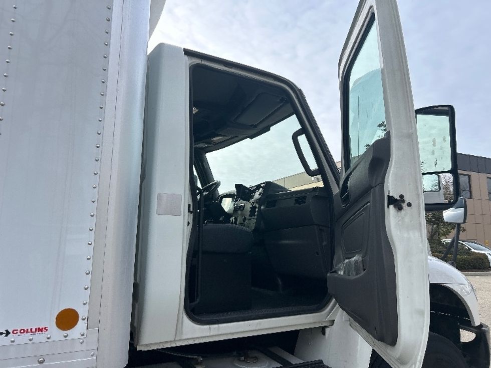 Medium Duty Box Truck-Light and Medium Duty Trucks-International-2020-MV607-Delta-BC-241,768\n\t\tkm-$ 61,500 - Image 17