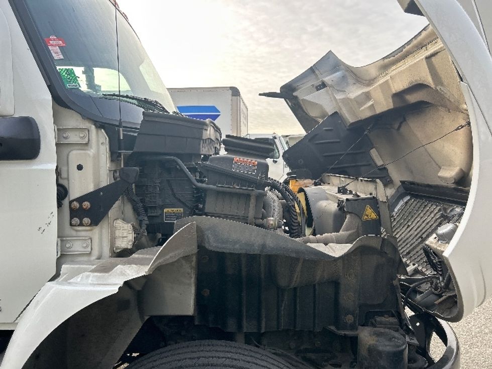 Medium Duty Box Truck-Light and Medium Duty Trucks-International-2020-MV607-Delta-BC-241,768\n\t\tkm-$ 61,500 - Image 19