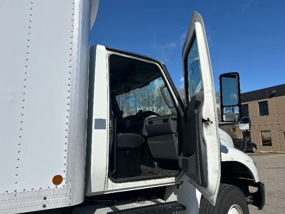 Medium Duty Box Truck-Light and Medium Duty Trucks-International-2020-MV607-Delta-BC-253,088\n\t\tkm-$ 60,000 - Image 19