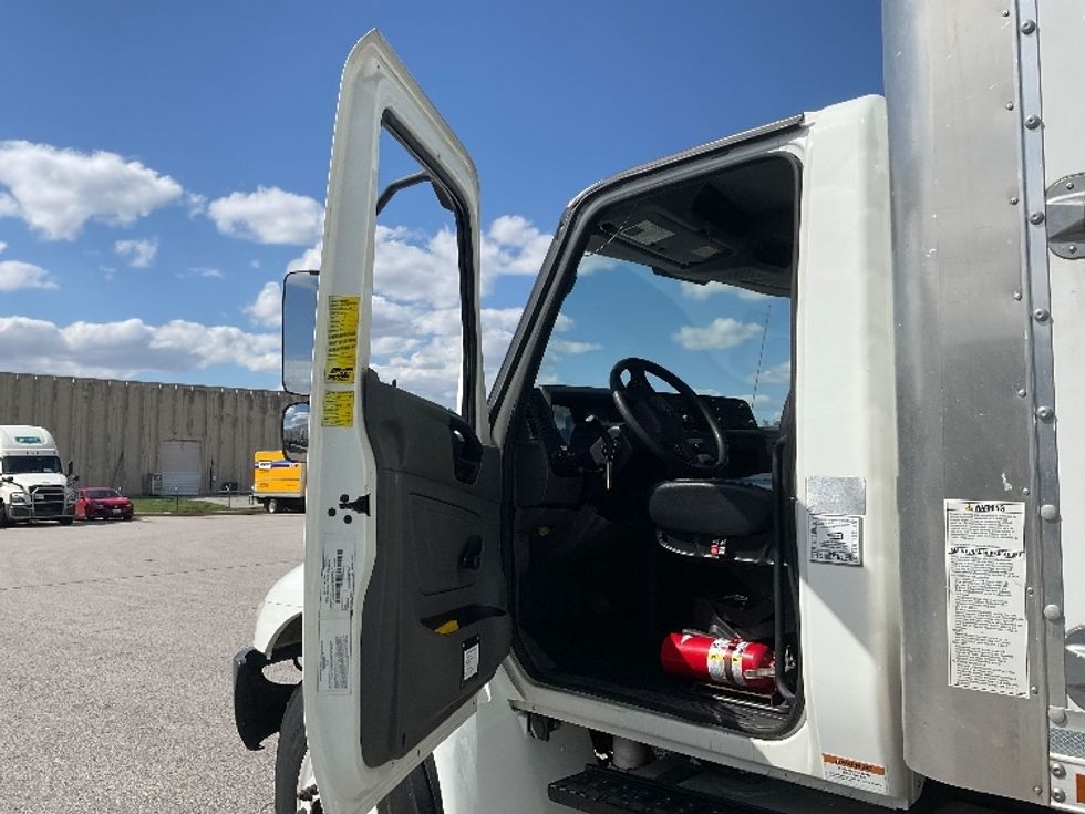 Medium Duty Box Truck-Light and Medium Duty Trucks-International-2020-MV607-Earth City-MO-171,134\n\t\tmiles-$ 52,000 - Image 16