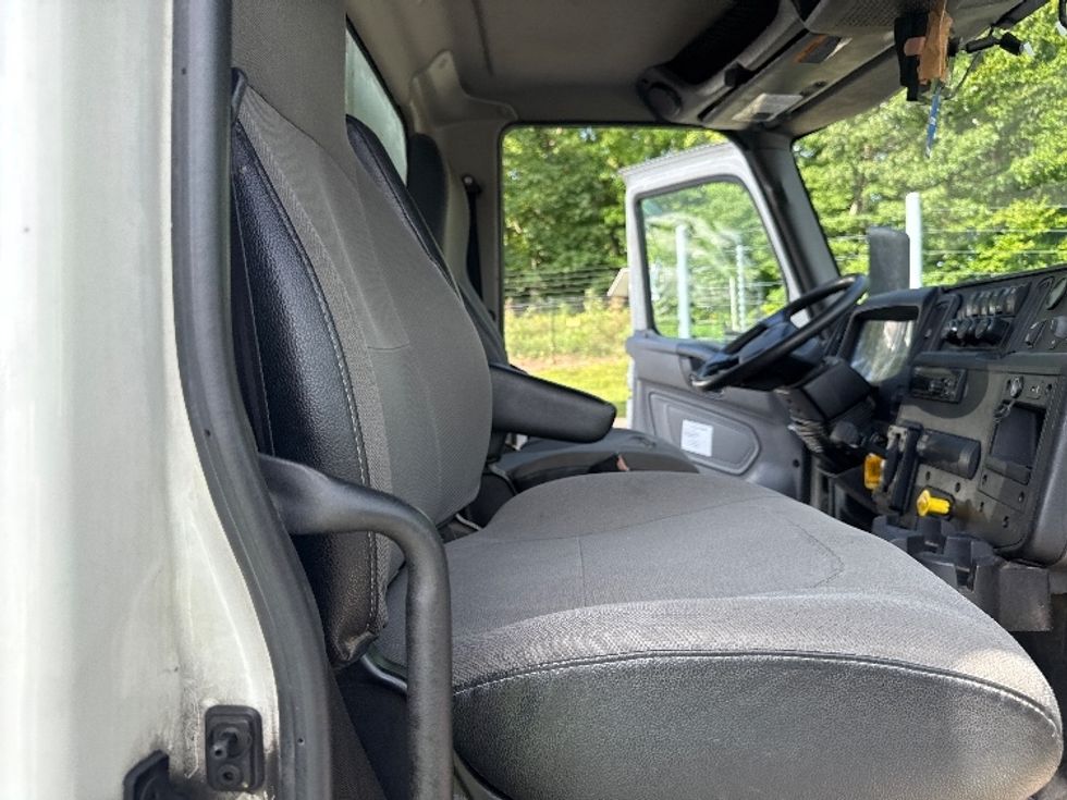 Medium Duty Box Truck-Light and Medium Duty Trucks-International-2020-MV607-Eden-MD-323,018\n\t\tmiles-$ 32,000 - Image 22