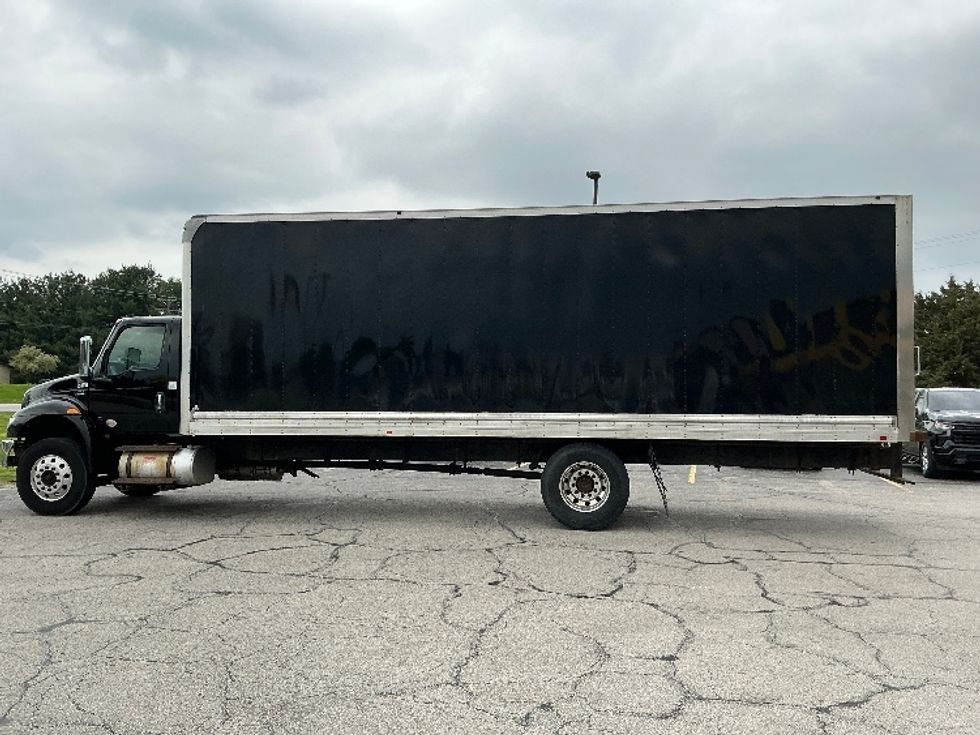 Medium Duty Box Truck-Light and Medium Duty Trucks-International-2020-MV607-Elkhart-IN-188,500\n\t\tmiles-$ 42,500 - Image 4