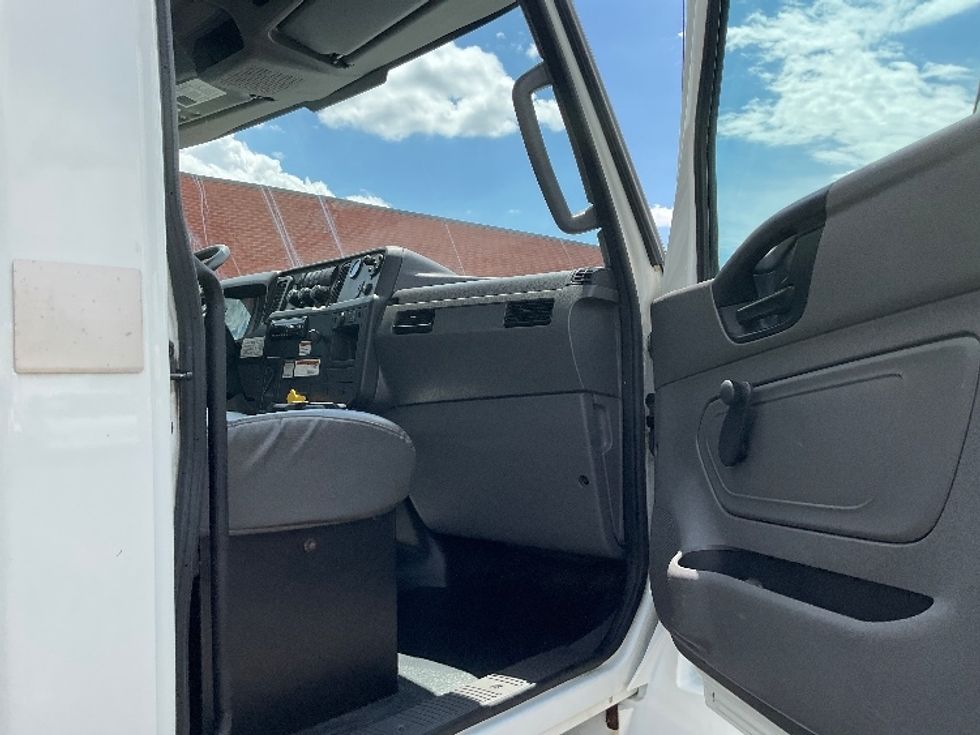 Medium Duty Box Truck-Light and Medium Duty Trucks-International-2020-MV607-Etobicoke-ON-298,173\n\t\tkm-$ 48,000 - Image 17