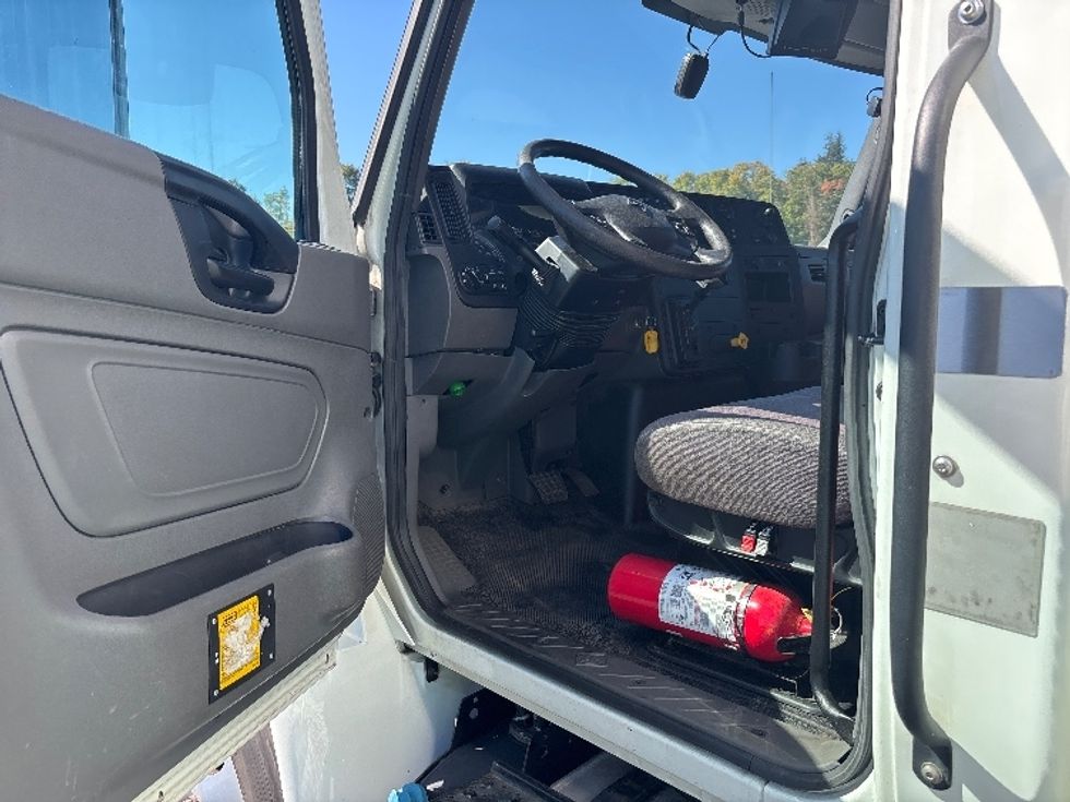 Medium Duty Box Truck-Light and Medium Duty Trucks-International-2020-MV607-Everett-WA-151,487\n\t\tmiles-$ 43,750 - Image 16