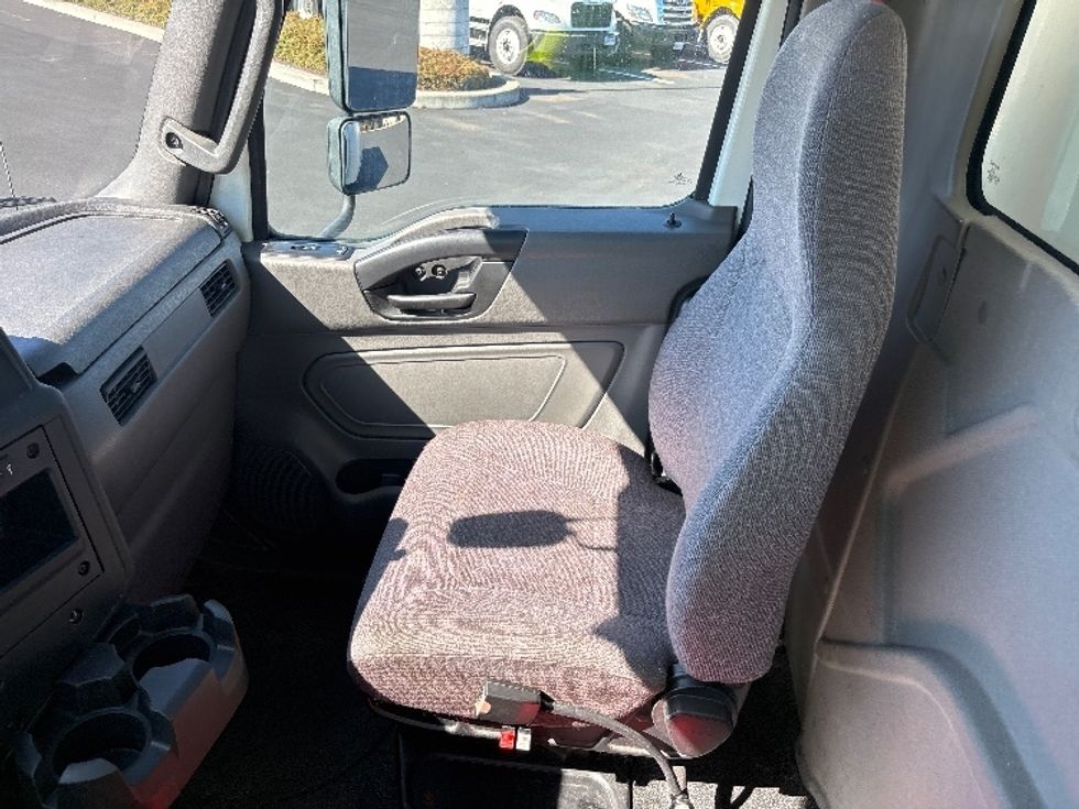 Medium Duty Box Truck-Light and Medium Duty Trucks-International-2020-MV607-Everett-WA-151,487\n\t\tmiles-$ 43,750 - Image 19