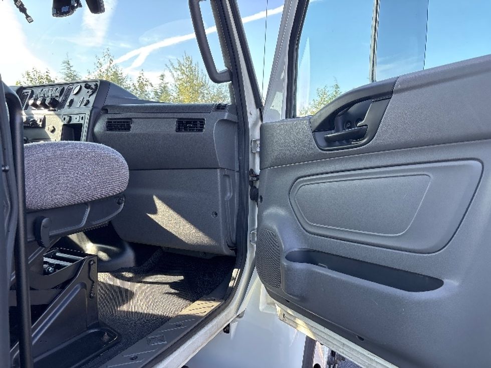 Medium Duty Box Truck-Light and Medium Duty Trucks-International-2020-MV607-Everett-WA-163,759\n\t\tmiles-$ 44,000 - Image 19