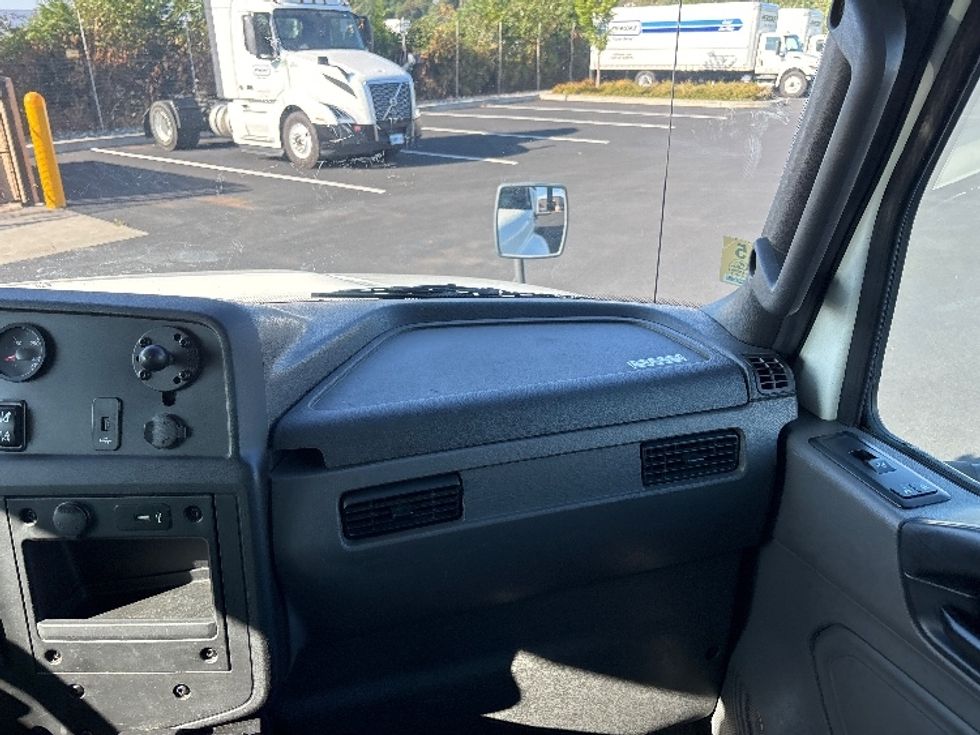 Medium Duty Box Truck-Light and Medium Duty Trucks-International-2020-MV607-Everett-WA-163,759\n\t\tmiles-$ 44,000 - Image 20