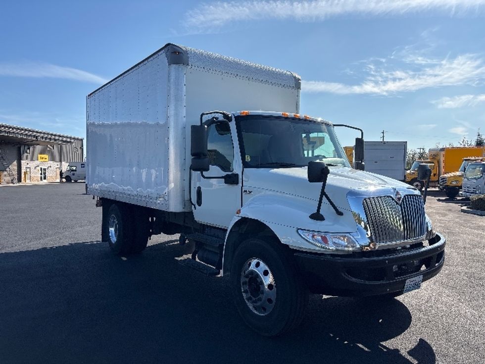 Medium Duty Box Truck-Light and Medium Duty Trucks-International-2020-MV607-Everett-WA-179,858\n\t\tmiles-$ 41,750 - Image 1