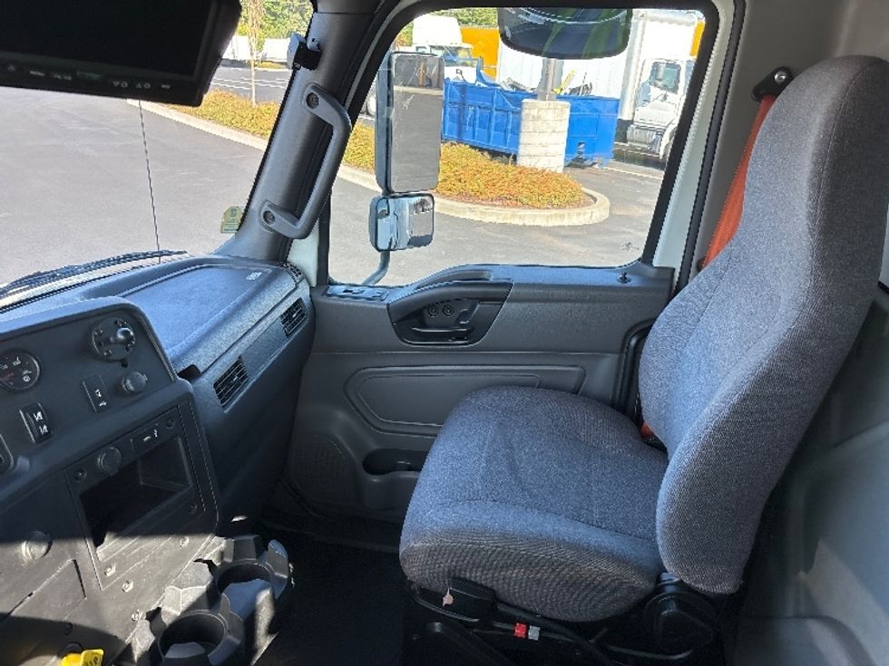 Medium Duty Box Truck-Light and Medium Duty Trucks-International-2020-MV607-Everett-WA-179,858\n\t\tmiles-$ 41,750 - Image 19