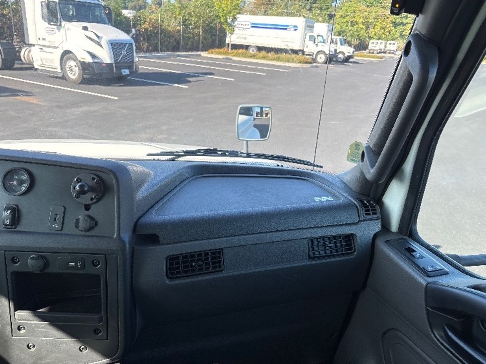 Medium Duty Box Truck-Light and Medium Duty Trucks-International-2020-MV607-Everett-WA-179,858\n\t\tmiles-$ 41,750 - Image 21
