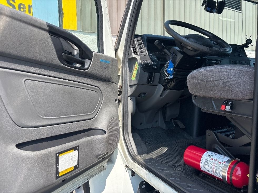 Medium Duty Box Truck-Light and Medium Duty Trucks-International-2020-MV607-Everett-WA-203,537\n\t\tmiles-$ 36,500 - Image 16
