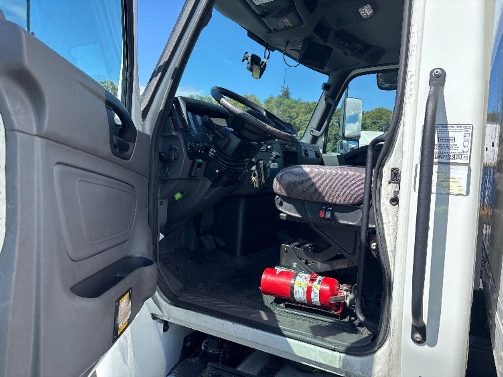 Medium Duty Box Truck-Light and Medium Duty Trucks-International-2020-MV607-Everett-WA-220,839\n\t\tmiles-$ 35,750 - Image 16
