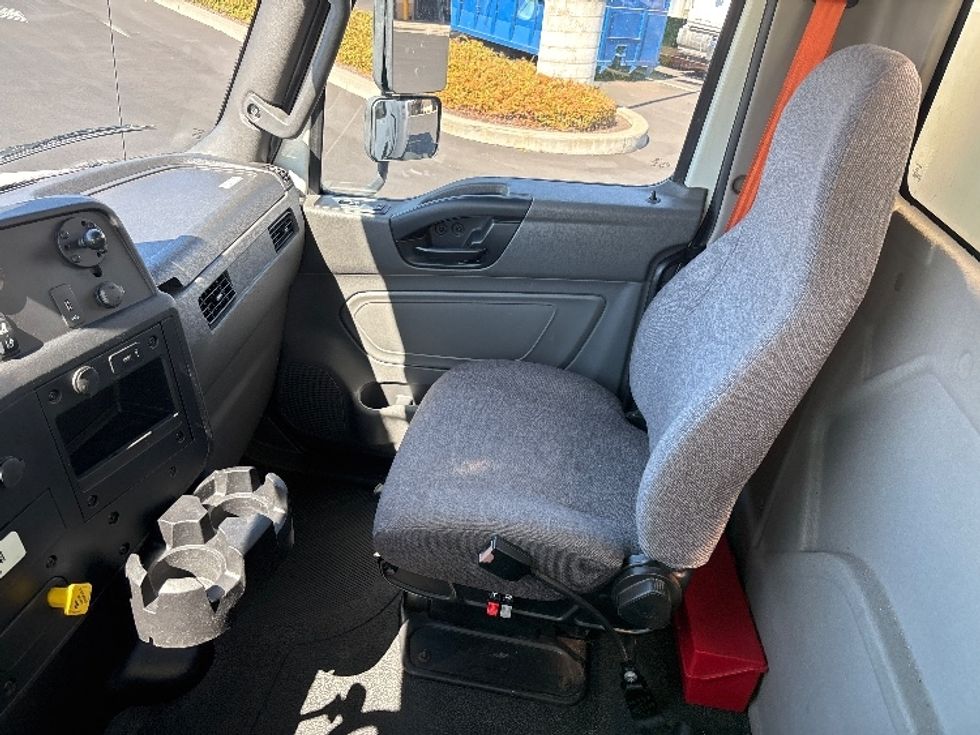 Medium Duty Box Truck-Light and Medium Duty Trucks-International-2020-MV607-Everett-WA-220,839\n\t\tmiles-$ 35,750 - Image 19
