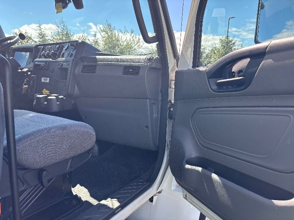 Medium Duty Box Truck-Light and Medium Duty Trucks-International-2020-MV607-Everett-WA-220,839\n\t\tmiles-$ 35,750 - Image 20