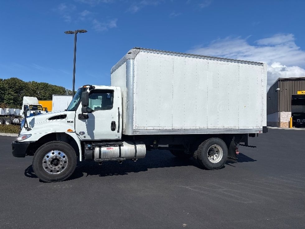 Medium Duty Box Truck-Light and Medium Duty Trucks-International-2020-MV607-Everett-WA-220,839\n\t\tmiles-$ 35,750 - Image 4