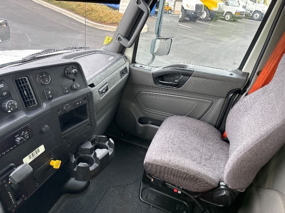 Medium Duty Box Truck-Light and Medium Duty Trucks-International-2020-MV607-Everett-WA-234,452\n\t\tmiles-$ 32,250 - Image 19