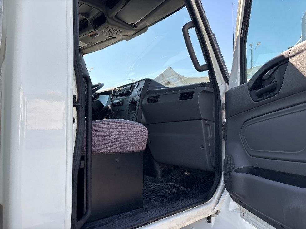 Medium Duty Box Truck-Light and Medium Duty Trucks-International-2020-MV607-Fresno-CA-137,283\n\t\tmiles-$ 55,000 - Image 20