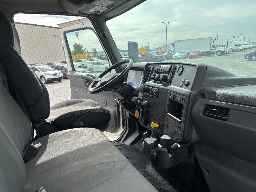 Medium Duty Box Truck-Light and Medium Duty Trucks-International-2020-MV607-Fresno-CA-220,911\n\t\tmiles-$ 42,750 - Image 22