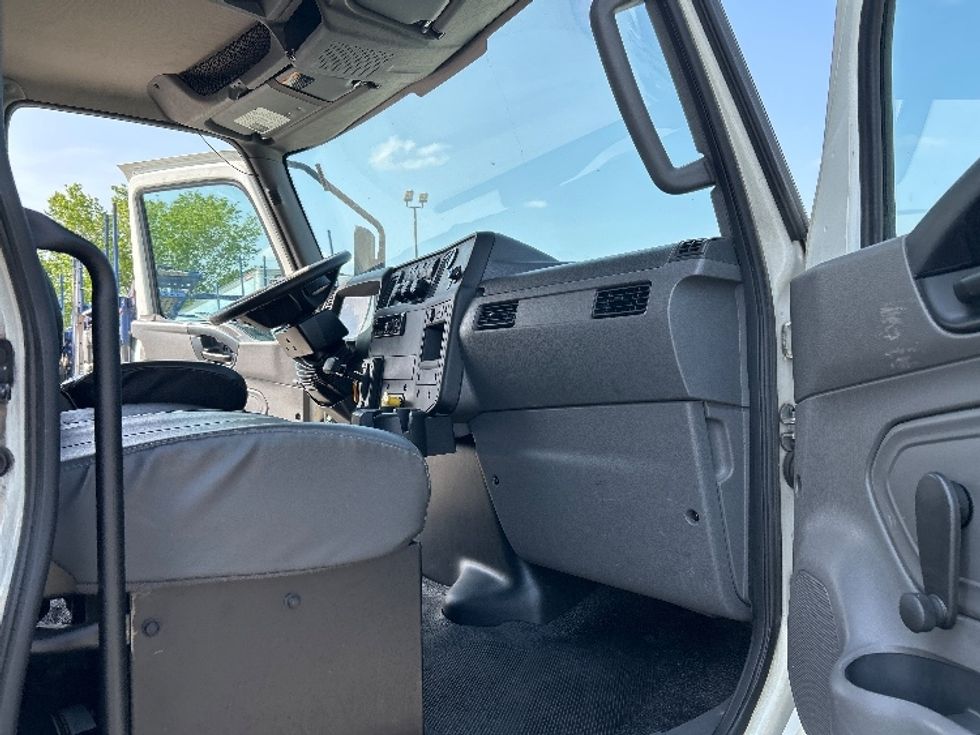 Medium Duty Box Truck-Light and Medium Duty Trucks-International-2020-MV607-Hammond-LA-102,831\n\t\tmiles-$ 64,500 - Image 19