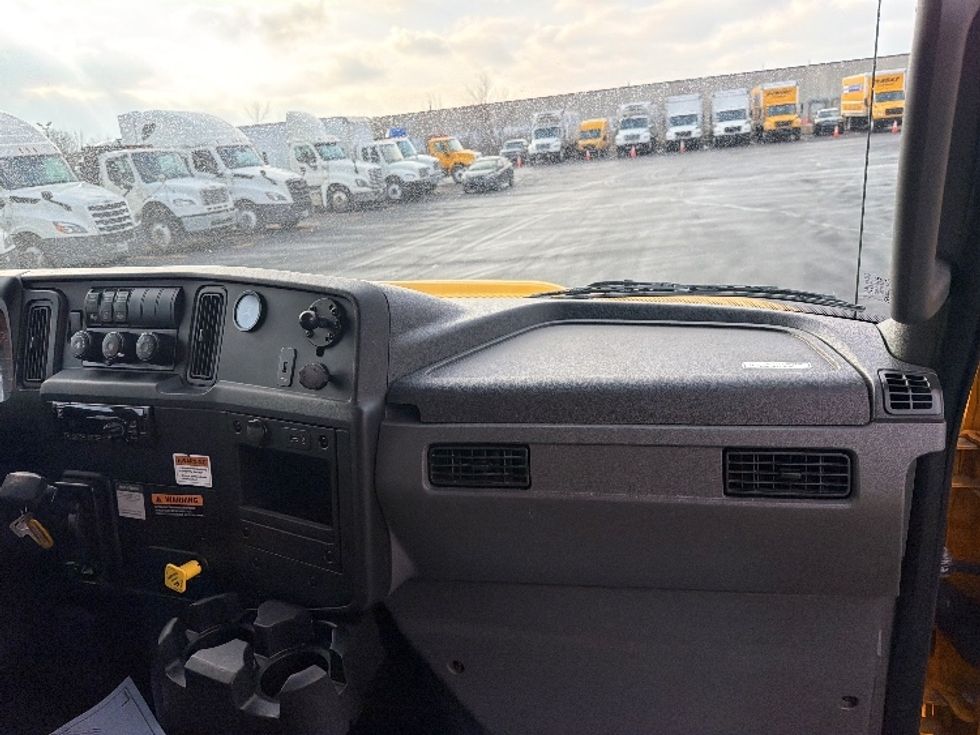 Medium Duty Box Truck-Light and Medium Duty Trucks-International-2020-MV607-Indianapolis-IN-180,535\n\t\tmiles-$ 31,750 - Image 21