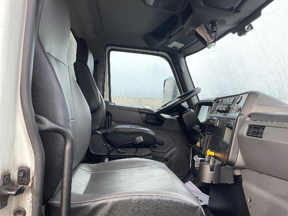 Medium Duty Box Truck-Light and Medium Duty Trucks-International-2020-MV607-Indianapolis-IN-233,195\n\t\tmiles-$ 30,750 - Image 21