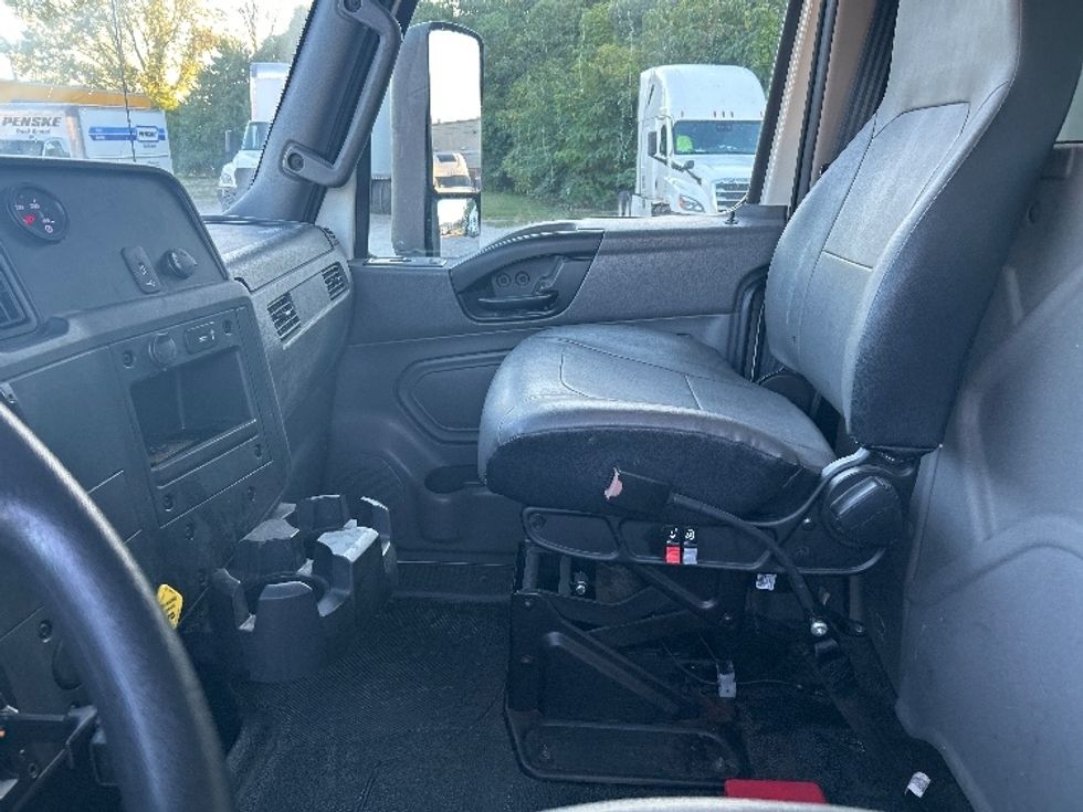 Medium Duty Box Truck-Light and Medium Duty Trucks-International-2020-MV607-Jackson-TN-125,315\n\t\tmiles-$ 49,000 - Image 18