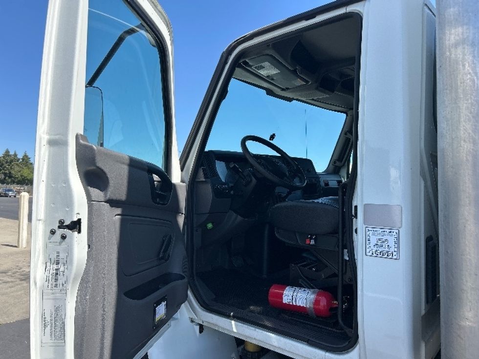 Medium Duty Box Truck-Light and Medium Duty Trucks-International-2020-MV607-Jacksonville-FL-131,077\n\t\tmiles-$ 58,750 - Image 16
