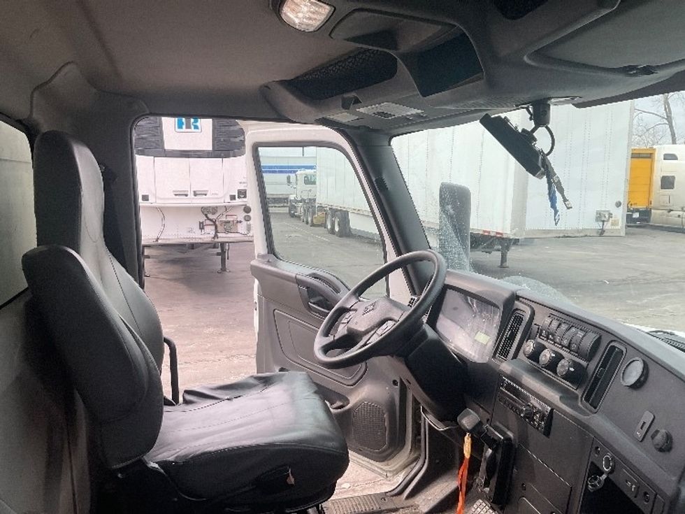 Medium Duty Box Truck-Light and Medium Duty Trucks-International-2020-MV607-Kansas City-MO-115,111\n\t\tmiles-$ 65,750 - Image 21