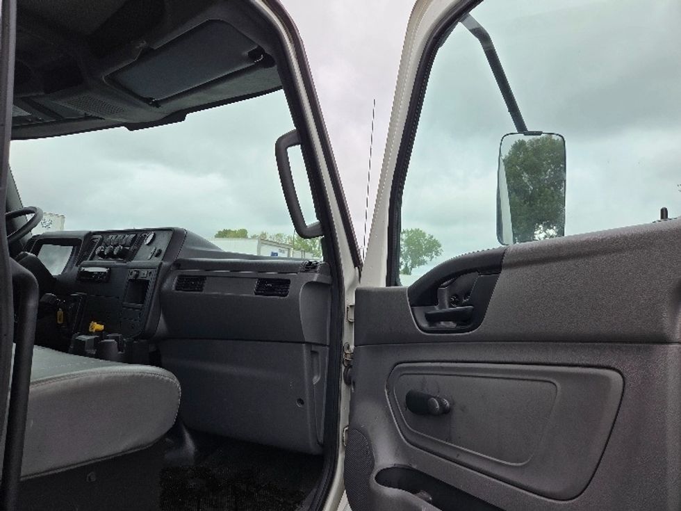 Medium Duty Box Truck-Light and Medium Duty Trucks-International-2020-MV607-Kansas City-MO-17,883\n\t\tmiles-$ 56,250 - Image 19