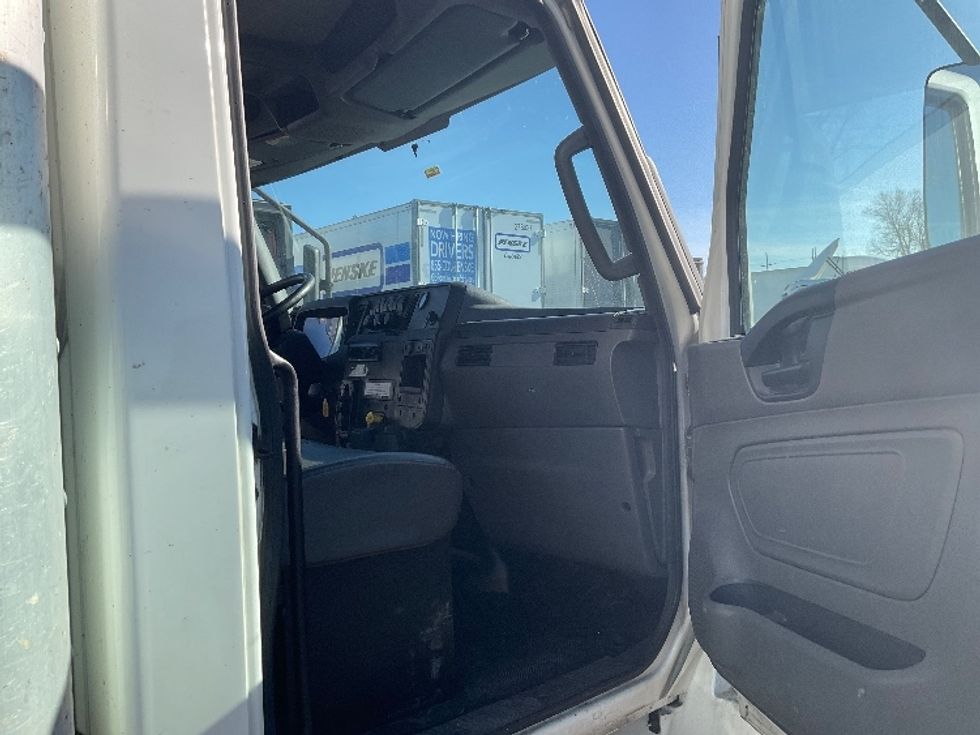 Medium Duty Box Truck-Light and Medium Duty Trucks-International-2020-MV607-Kansas City-MO-278,247\n\t\tmiles-$ 33,750 - Image 19