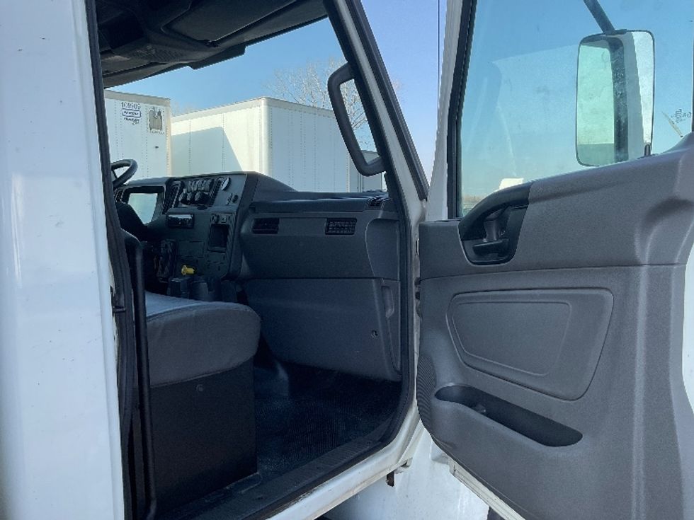 Medium Duty Box Truck-Light and Medium Duty Trucks-International-2020-MV607-Kansas City-MO-303,838\n\t\tmiles-$ 29,000 - Image 20