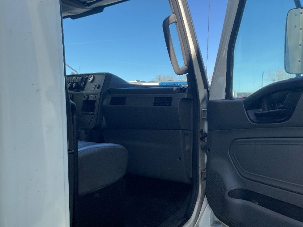 Medium Duty Box Truck-Light and Medium Duty Trucks-International-2020-MV607-Kansas City-MO-331,742\n\t\tmiles-$ 24,750 - Image 20